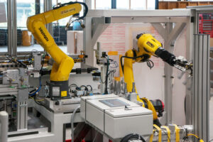 Robotecs Roboter-Duo automatisiert Spritzguss und 360°-Kontrolle