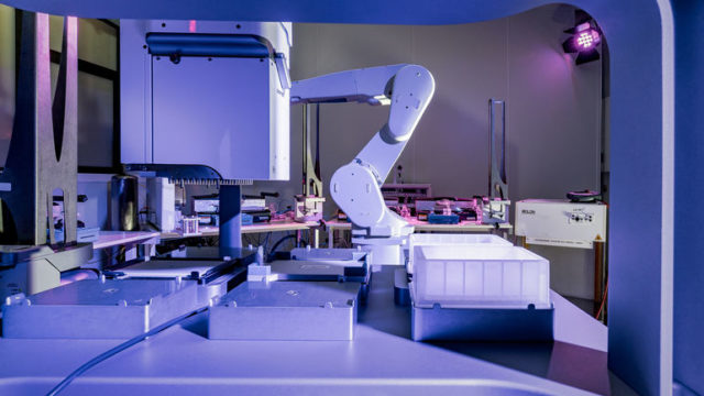 KI-basiertes Roboterlabor beschleunigt Corona-Tests: 15.000 Proben pro Tag testen