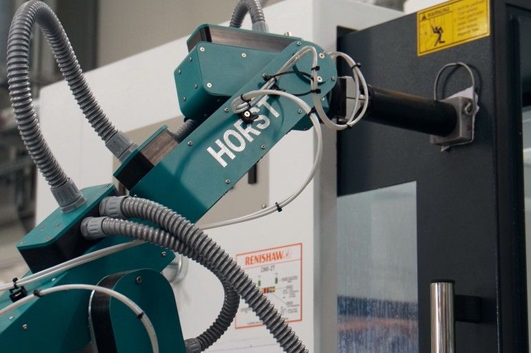 Industrieroboter Horst bedient CNC-Maschine wie ein Mensch