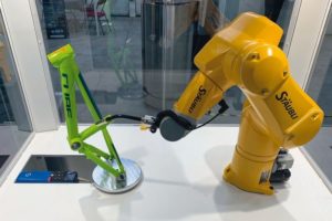 Stöber-Achsen erweitern Arbeitsbereich von Stäubli-Robotern