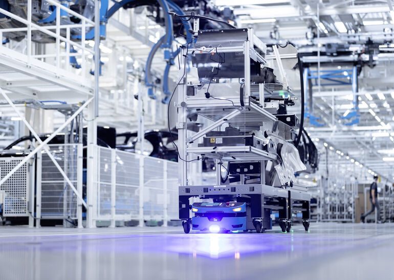 Safelog: 550 mobile Transportroboter für Factory56 von Mercedes-Benz