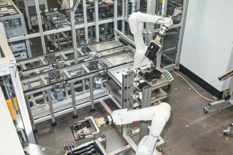 Roboter-Anlage von Schnaithmann Maschinenbau montiert und prüft Automobil-Computer