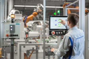 Siemens baut mit Volkswagen digitalisierte Elektroauto-Produktion