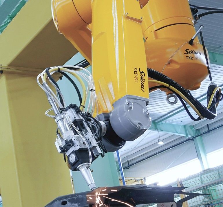 Stäubli präsentiert speziellen Roboter für das Faserlaserschneiden