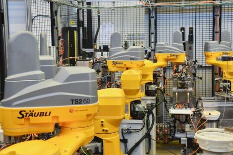 Smart Automation bei Stiwa: Stäubli-Roboter als Multi-Transportsystem