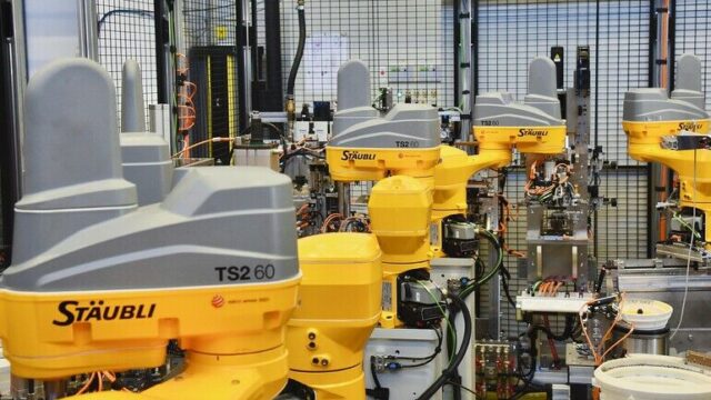Smart Automation bei Stiwa: Stäubli-Roboter als Multi-Transportsystem