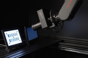 Denso-Roboter optimieren die Display-Lichtvermessung um den Faktor 20