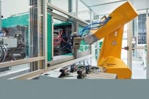 Toolcraft: Spritzguss und Robotik für Cerumenfilter-Produktion