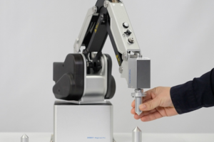 Einstiegs-Roboter für 2500 Euro: Variobotics kostengünstiger Dobot MG400