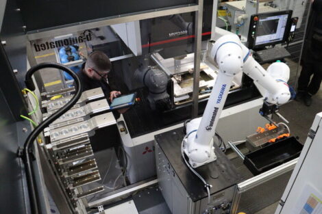 Yaskawa-Cobot automatisiert Erodiermaschine