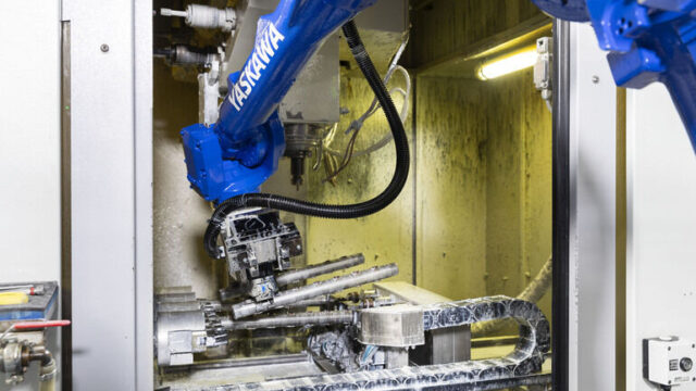 EGS: Bearbeitung und Teilereinigung mit Yaskawa-Robotern automatisiert