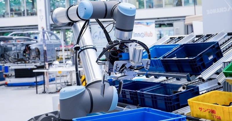 Robominds zeigt auf der Automatica, wie sich Roboter mit hochperformanten Steuerungen und Bildverarbeitungssystemen für KI-Anwendungen aufrüsten lassen