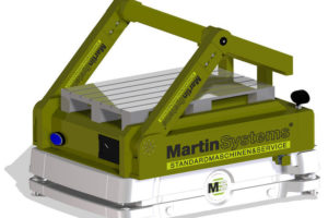 Autonomer Transportroboter von Martin Systems nimmt Paletten huckepack