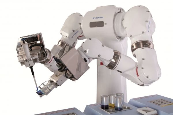Covid-19: Flexible Automation der PCR-Diagnostik mit Zweiarm-Roboter